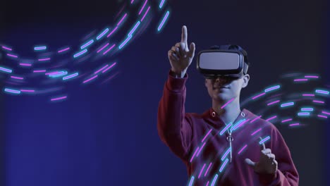 animación de rastros de luz brillante de la transferencia de datos sobre el hombre asiático usando auriculares vr