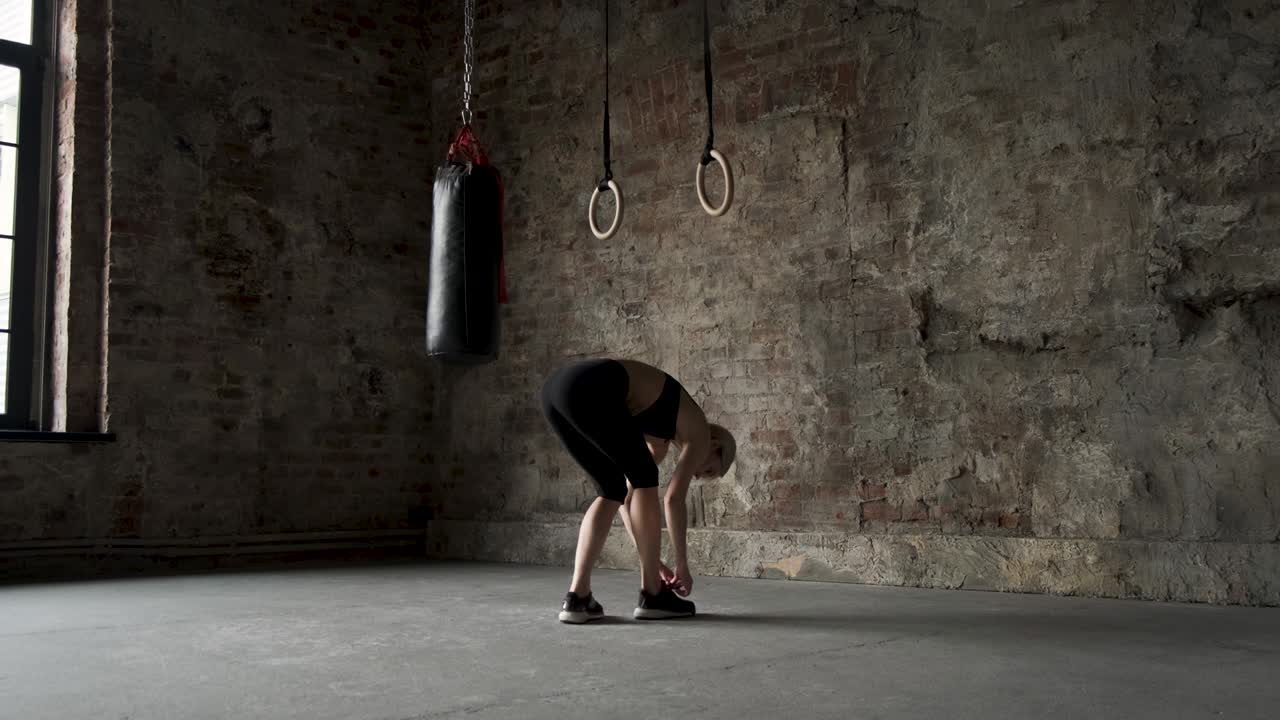 체육관 운동 중 운동화에 을 는 스포츠 소녀
