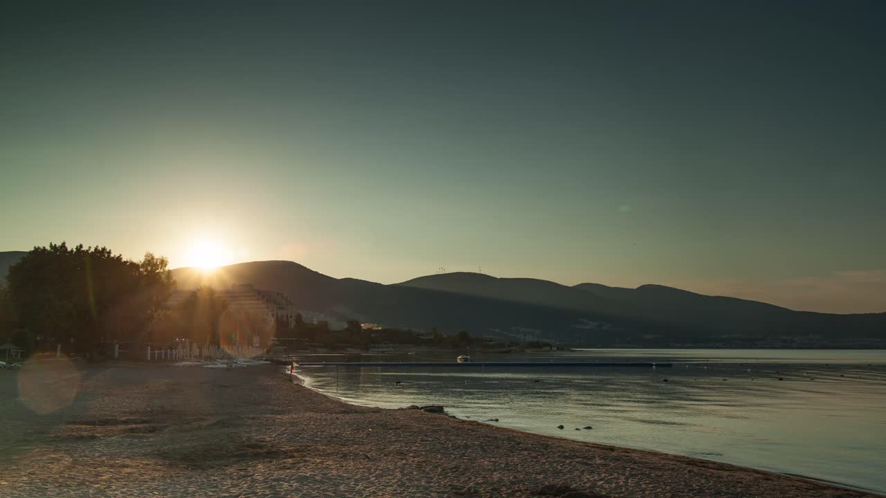 움직이는 구름과 함께 바다에서 아름다운 해가 뜨는 시간. 칠면조, didim
