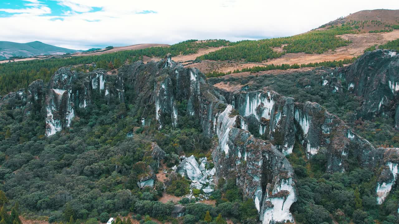 drone view of piedra carachula, ecuador: уникальные скальные образования, потрясающие пейзажи и богатое культурное наследие. идеально подходит для природы, геологии и туристических сюжетов