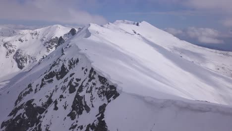 frígido paisaje invernal de las cimas de las montañas de parang.