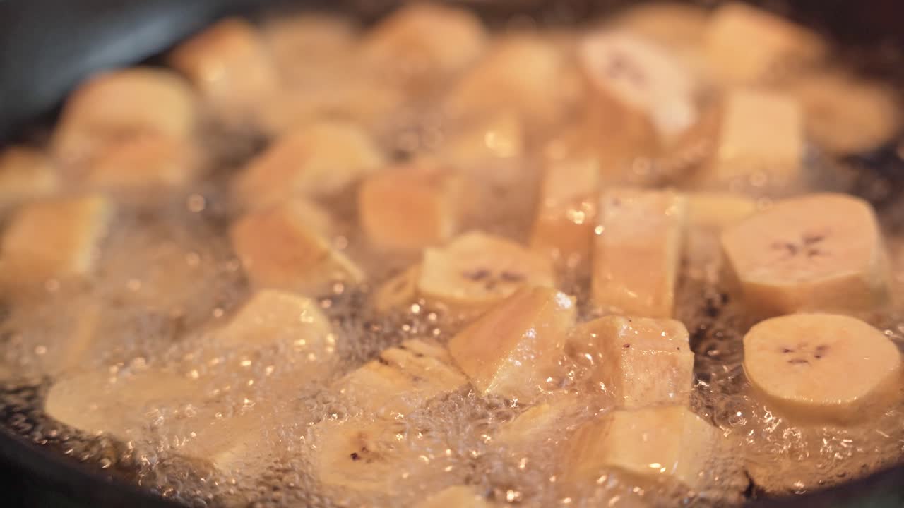 끓는 기름에 튀긴 작은 바나나 조각