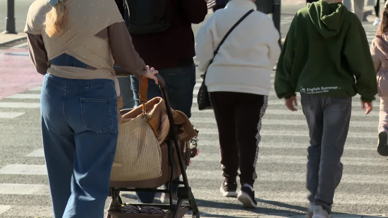 거리를 가로지르는 사람들