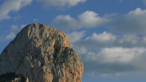 Zeitraffer-Pina-De-Ifac-Kletterwand-In-Warmer-Winterabendsonne,-Blauer-Himmel-Und-Vorbeiziehende-Wolken