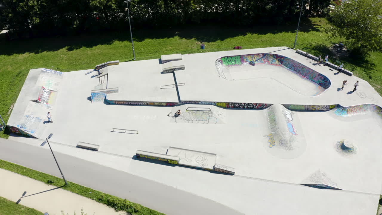 두 친구가 공원에서 스케이트보드를 타고 있습니다.