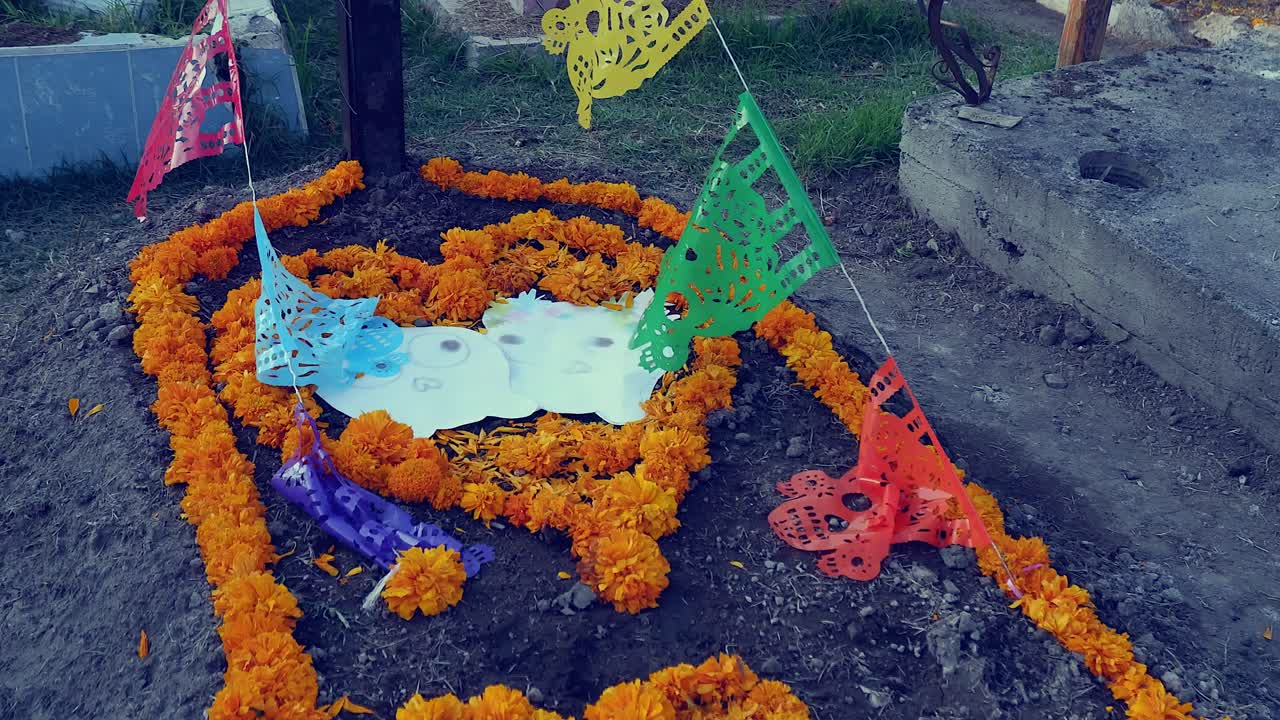 tumba decorada con flores de caléndula naranja para el día de los muertos, mx