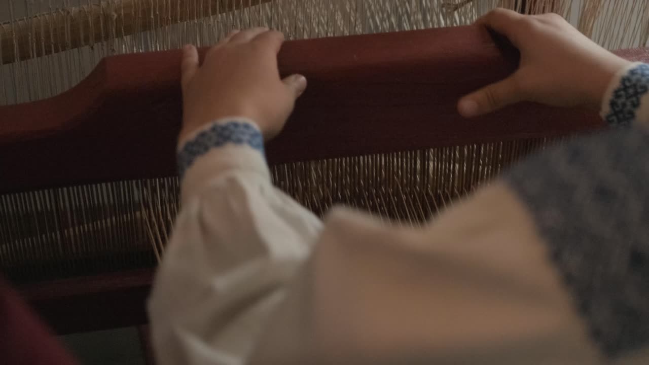 el tejedor hace tela en el telar étnico