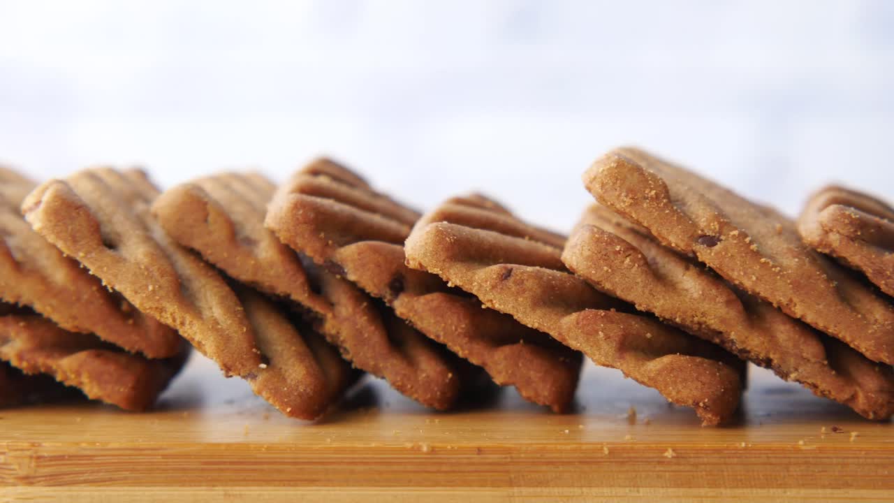 Pilha de creme de chocolate para culinária sobre fundo branco