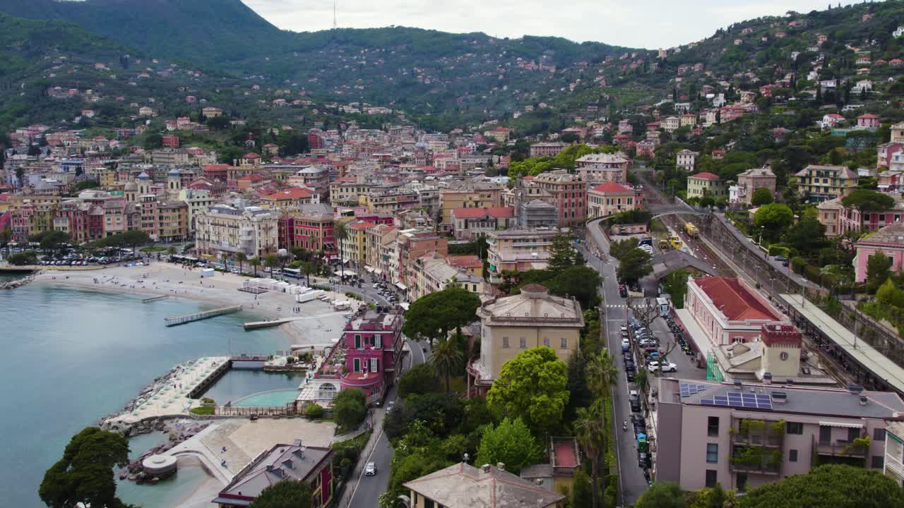Scenario costiero idilliaco, architettura iconica di Santa Margherita Ligure