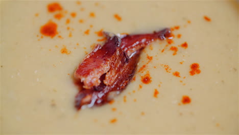 cerca de tocino horneado en sopa de crema de verduras blancas