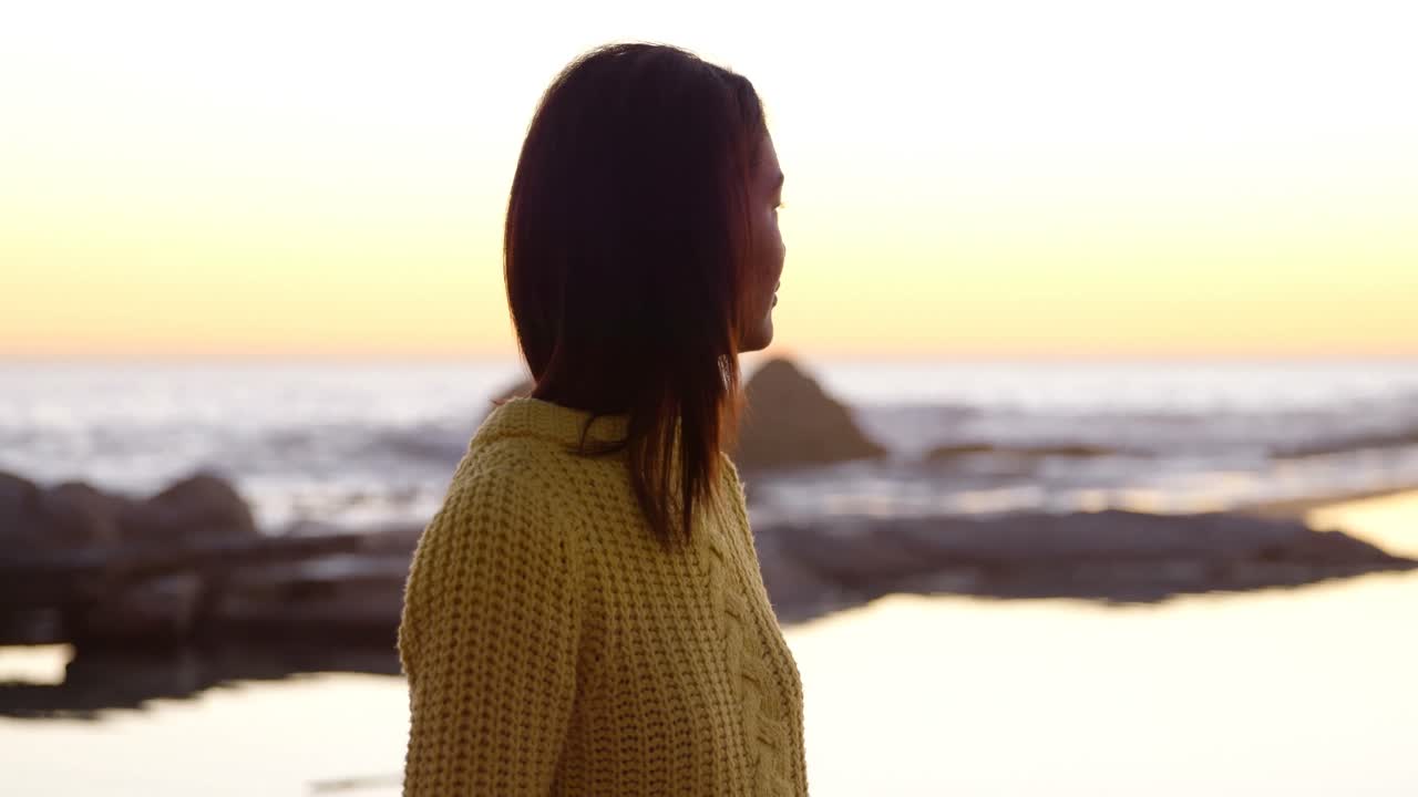 mujer hermosa usando teléfono móvil cerca del mar 4k
