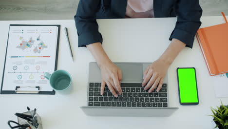 mujer trabajando en un escritorio
