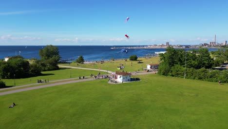 Gente-Jugando-Y-Volando-Cometas-En-Un-Día-Ventoso-En-El-Parque-Y-Camping-Sibbarp-En-Limhamn,-Suecia