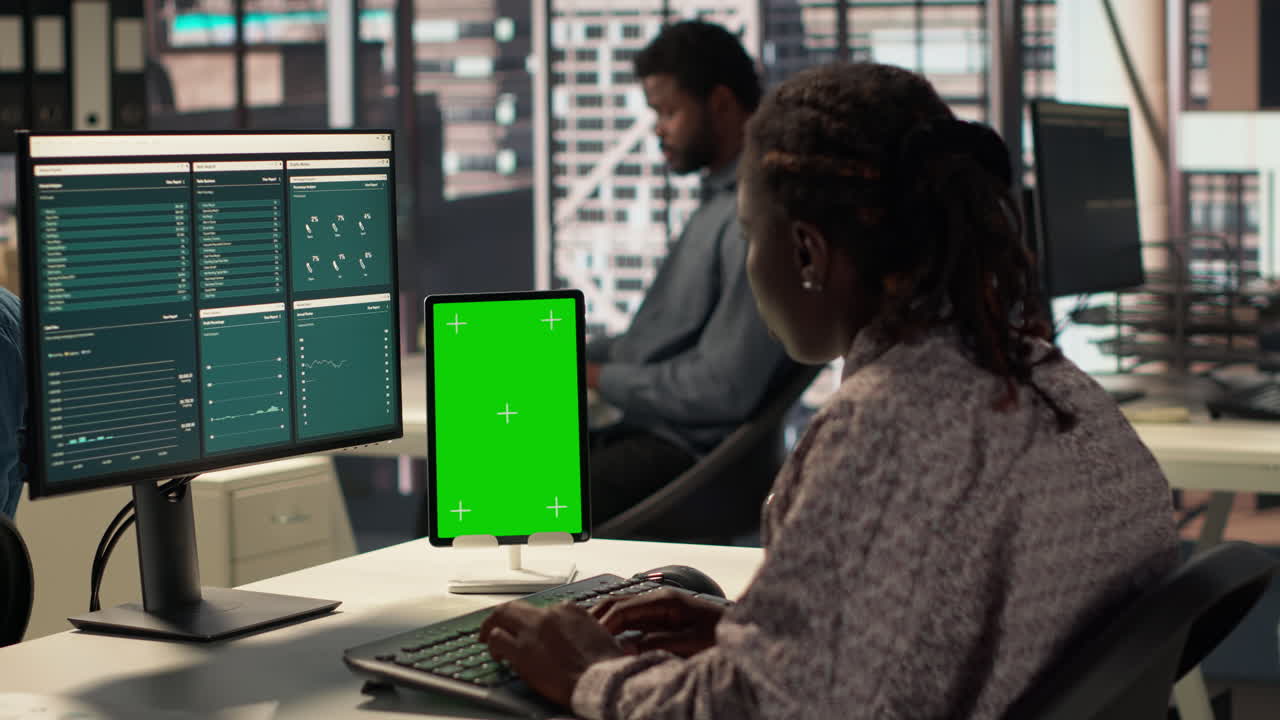 mujer de negocios que trabaja en una oficina moderna