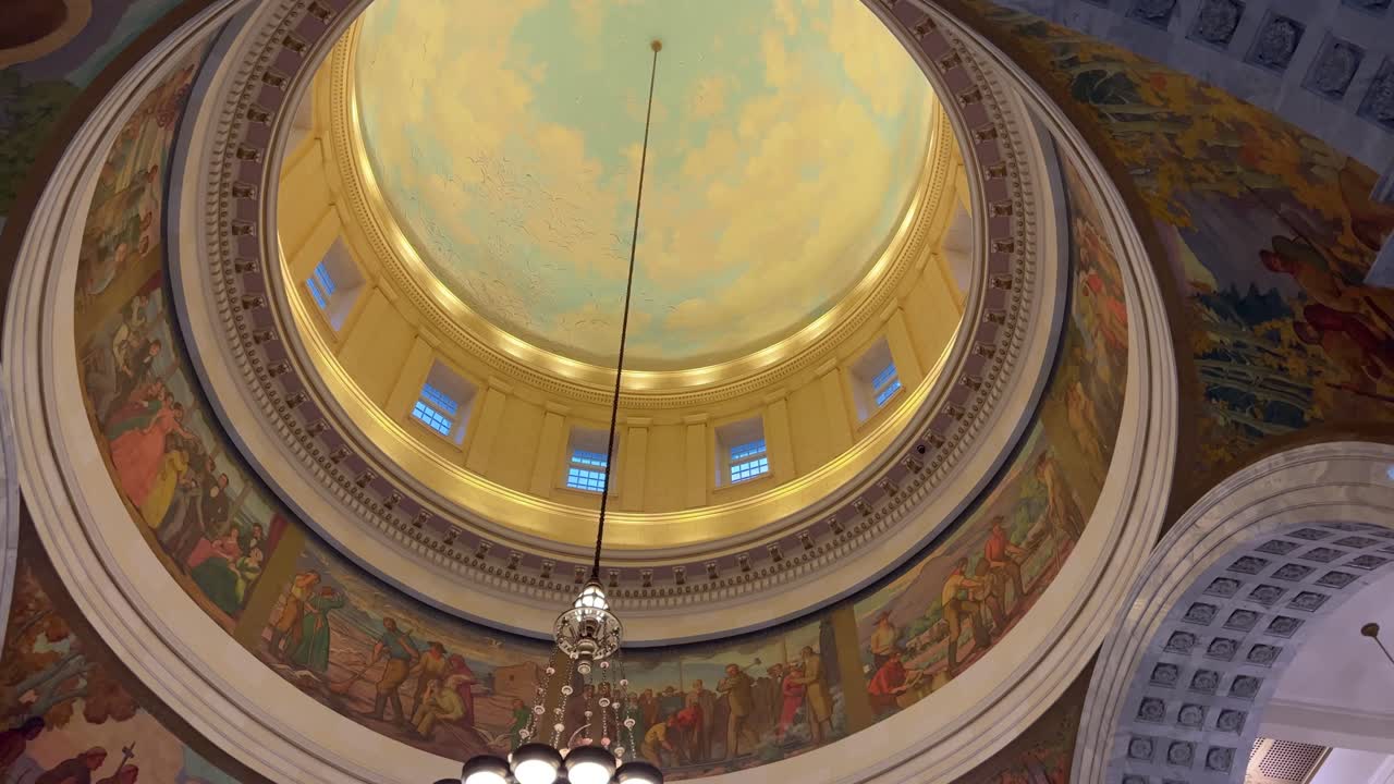 panorámica de derecha a izquierda mirando hacia arriba a los murales respirados a mano en el techo de la capital del estado de utah