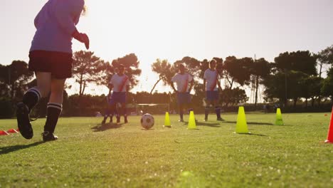 Fußballspielerin-Trainiert-Mit-Slalom-Auf-Dem-Fußballplatz-4k