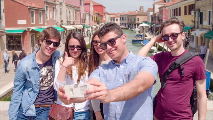 amigos tomando una selfie en venecia
