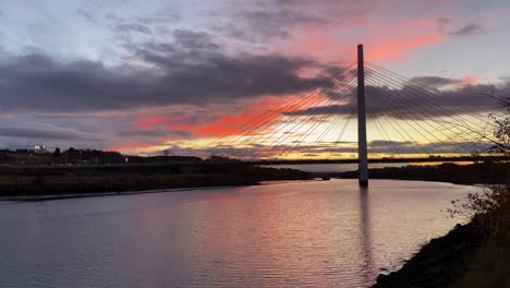 El-Puente-De-La-Aguja-Norte-Sobre-El-Río-Wear-En-Sunderland,-Inglaterra,-Durante-Una-Espectacular-Puesta-De-Sol-Naranja-De-Otoño