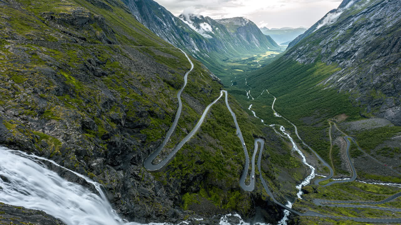 serpentina carretera de montaña de trollstigen con cascada stigfossen en noruega