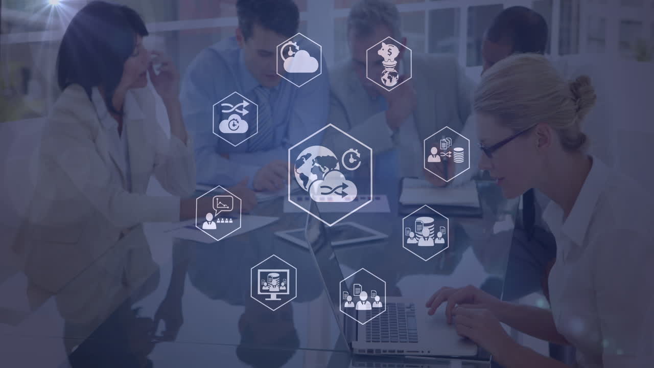 animación de una red de iconos digitales sobre diversas personas de negocios