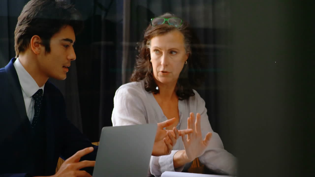 사무실에서 다양한 사업가들과의 아이콘과의 연결 네트워크의 애니메이션