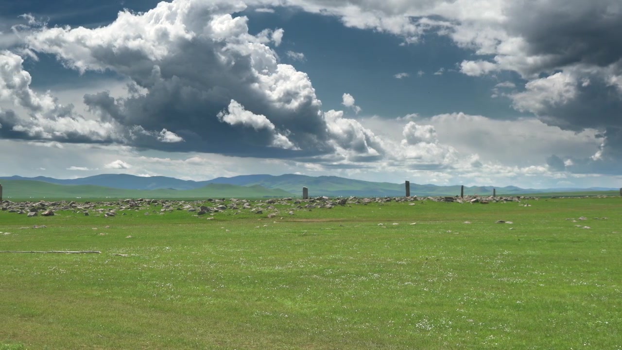 Antichi monumenti in pietra in una vasta e verde steppa mongola