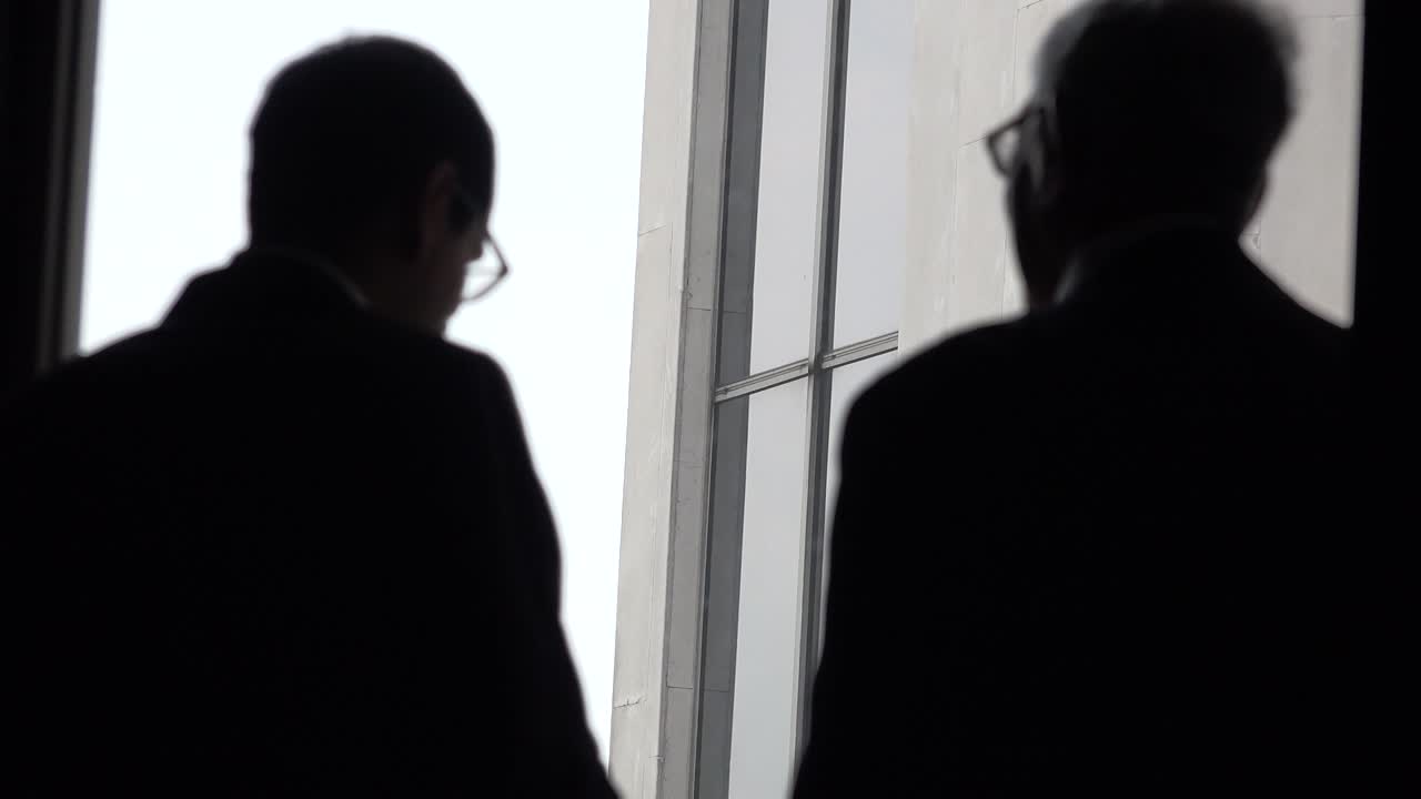 이야기하는 사업가의 실루