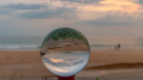 el atardecer en la bola de cristal en la playa de karon.