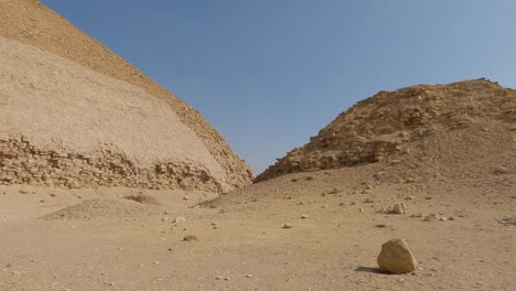 antigua pirámide doblada de dahshur en egipto en un día caluroso y soleado