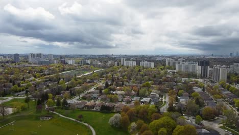 Vista-Aérea-De-Un-Barrio-De-Toronto-En-Primavera