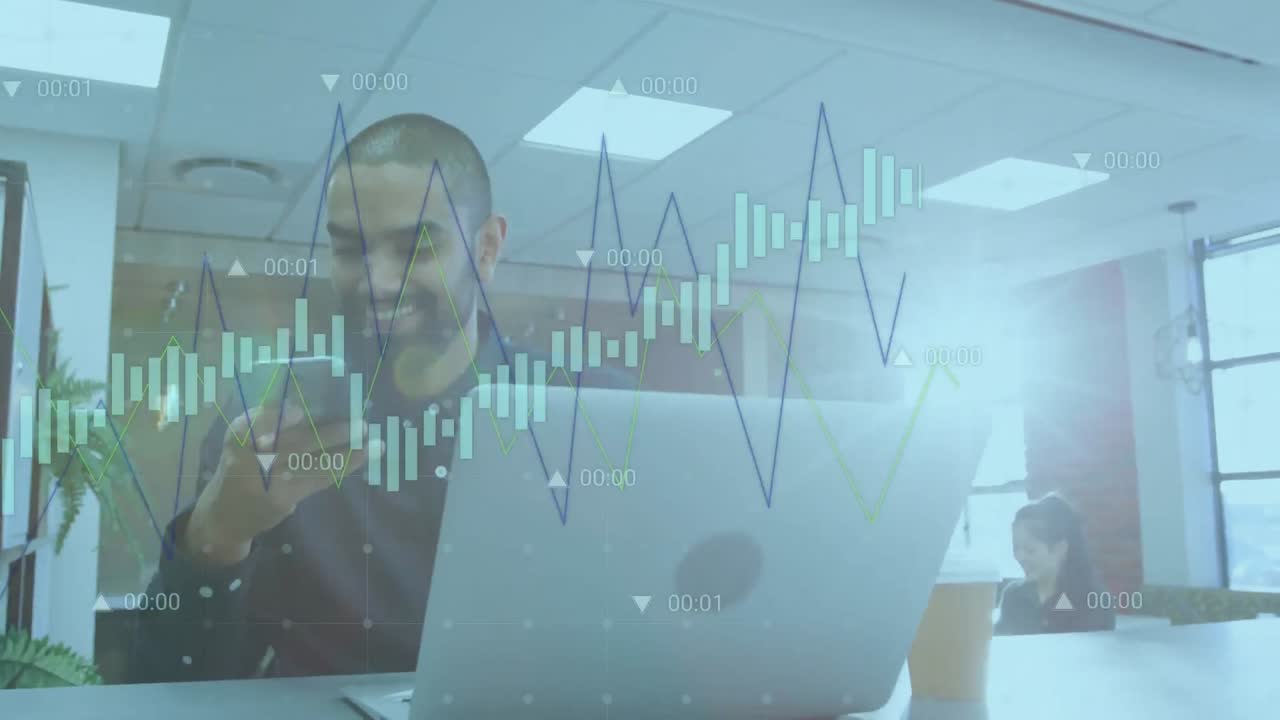 animación del procesamiento de datos sobre un hombre de negocios biracial sonriendo en la oficina