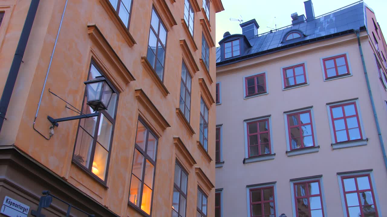 Panoramica su splendidi edifici e architetture svedesi nel centro storico di Gamla Stan a Stoccolma, Svezia
