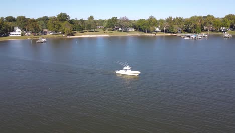 Un-Dron-Disparó-Alrededor-De-Un-Solo-Bote-Que-Salía-De-Una-Ensenada-Frente-A-La-Bahía-De-Chesapeake