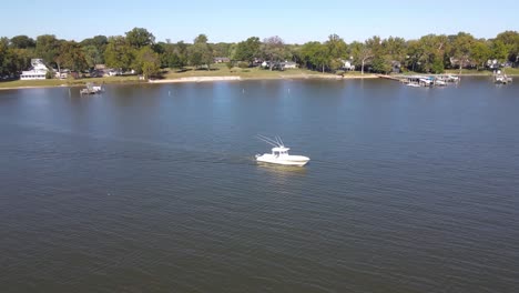 ein drohnenschuss, der sich um ein einzelnes boot wickelt, das aus einer bucht vor der chesapeake bay kommt