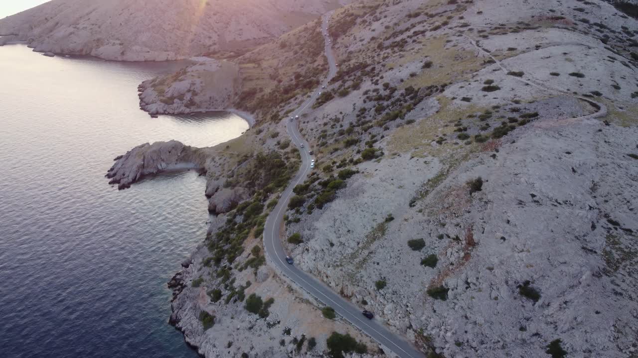 vista aérea de la impresionante carretera costera en la isla de krk en el mar adriático en croacia