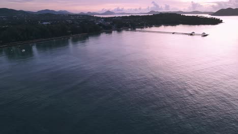 Antena-De-Drones-Durante-El-Amanecer-Sobre-La-Playa-Tropical-De-Tailandia-Con-Pan-De-Muelle-Hacia-Abajo