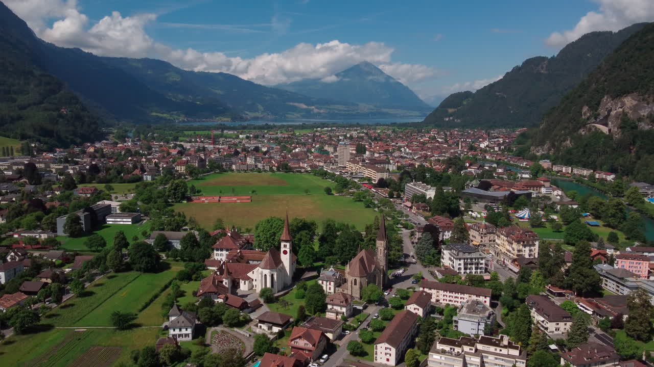 orbitando sobre la ciudad montañosa de interlaken, ofreciendo una vista de 360 grados