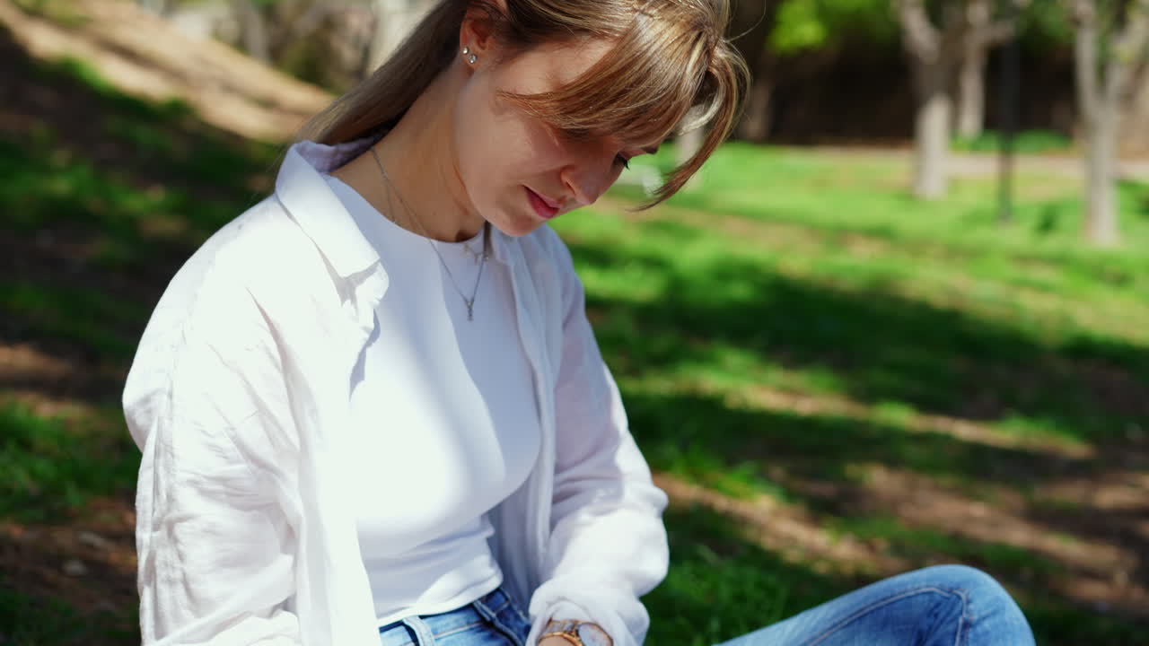 공원에서 글을 쓰는 여자