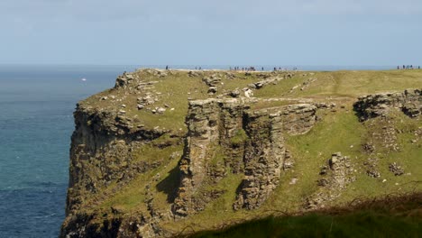 disparo medio mirando los acantilados de tintagel desde la tregatta penhalica inferior