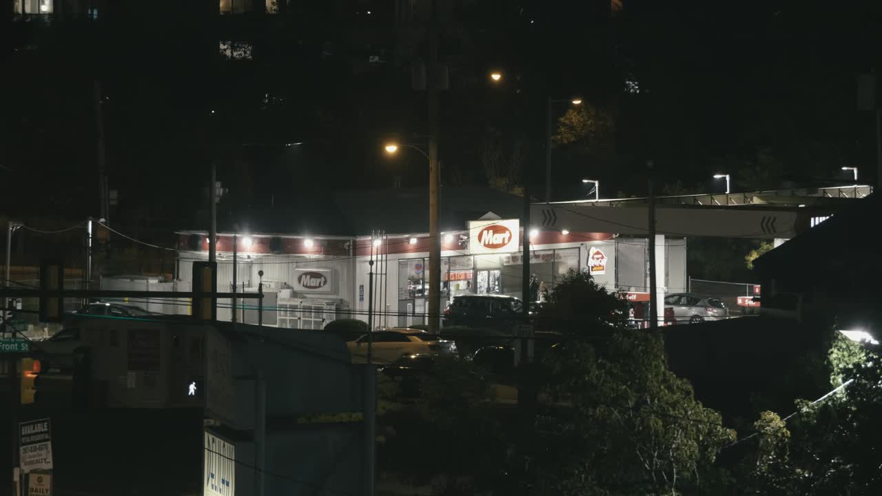 필라델피아 주유소와 마트, 밤