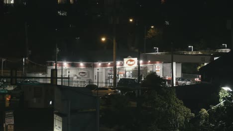 필라델피아 주유소와 마트, 밤