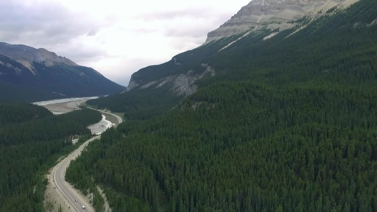 Montagne della Columbia Britannica, Canada, nel pomeriggio d'estate 2.7k.