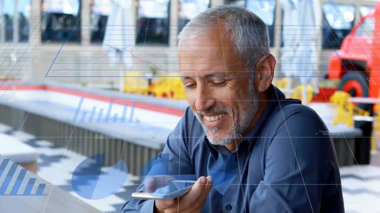 Animazione di dati e grafici su un uomo meticcio felice che usa lo smartphone