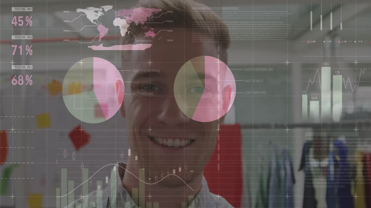 procesamiento de datos estadísticos contra el retrato de un hombre caucásico sonriendo en la oficina