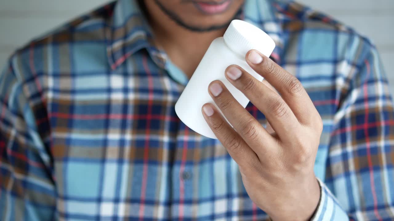 hombre con un frasco de medicina