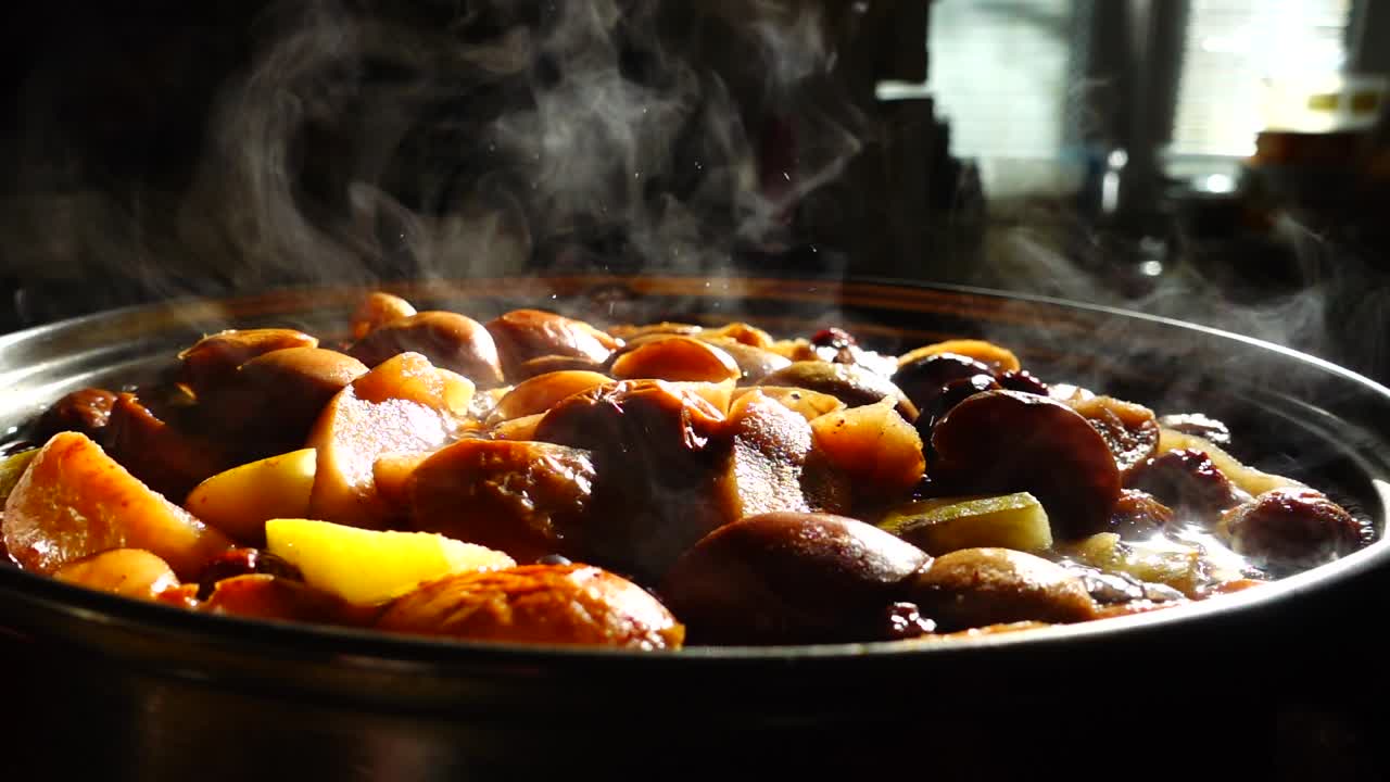 Preparando compota de frutas. Em câmera lenta. Compota cozinhando em uma panela.