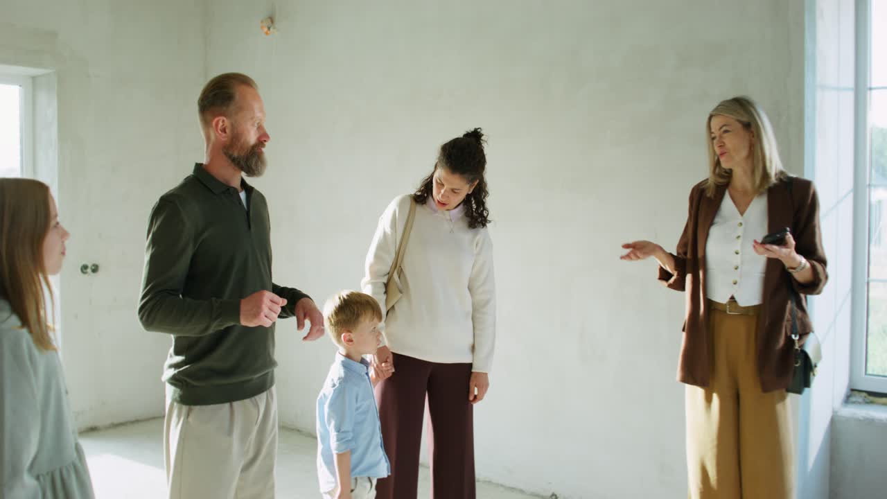 Familie ser på et nyt hus
