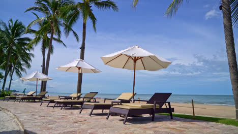 Sombrilla-Y-Silla-De-Playa-Con-Palmeras-De-Coco-Y-Fondo-De-Playa-Y-Cielo-Azul---Vacaciones-Y-Vacaciones