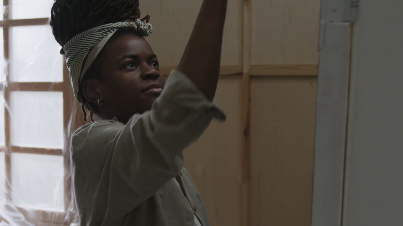 художник рисует на холсте