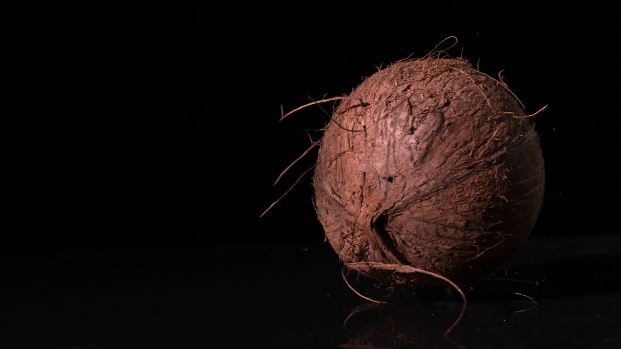 coco cayendo en una superficie negra